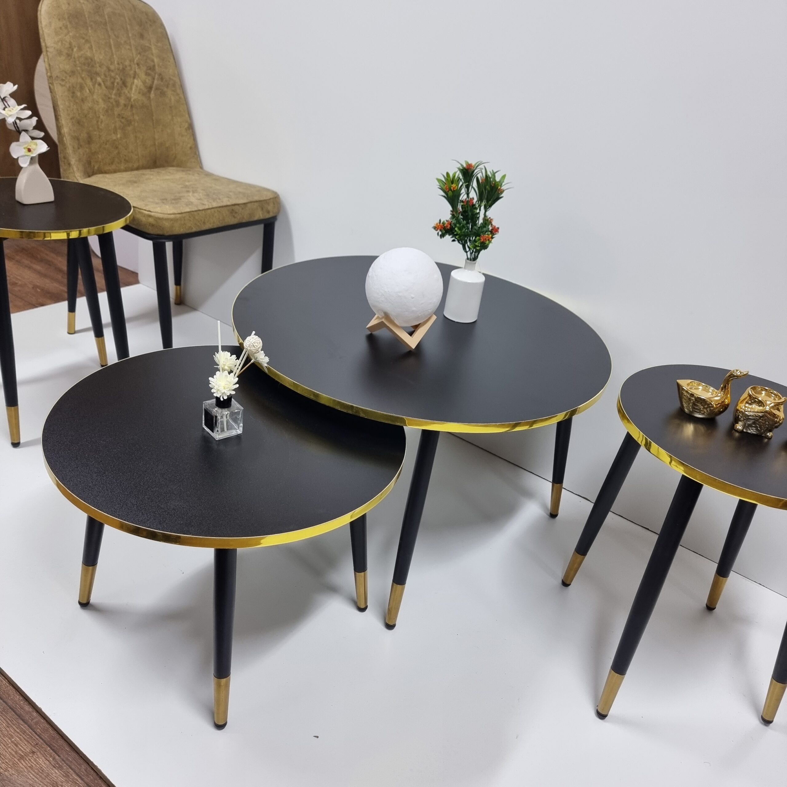 Luma – 4-Piece Round Table Set with Steel Legs and Golden Edges